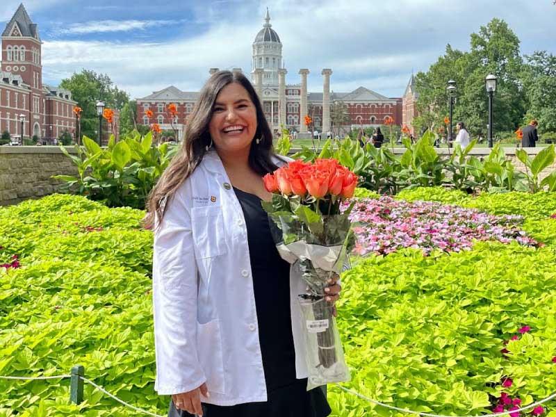 Paola Rivera, 谁从小就梦想成为一名医生，但在开始失去信心后就换了专业, 2022年，她在密苏里大学医学院的白大褂典礼上庆祝自己进入医学院. (Photo courtesy of Gustavo Rivera)